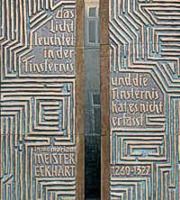 Meister-Ekkehard-Portal der Erfurter Predigerkirche.jpg